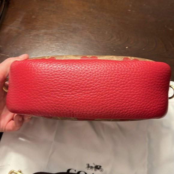 Coach Camera Bag In Signature Canvas With Heart Print - Picture 4 of 7